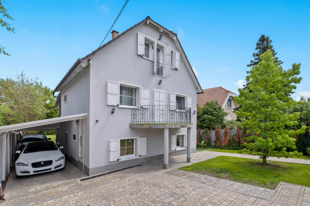 3 szintes modern családi ház, intim kerttel